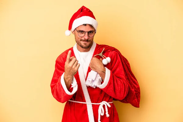 Ung Kaukasisk Man Förklädd Till Santa Isolerad Gul Bakgrund Pekar — Stockfoto