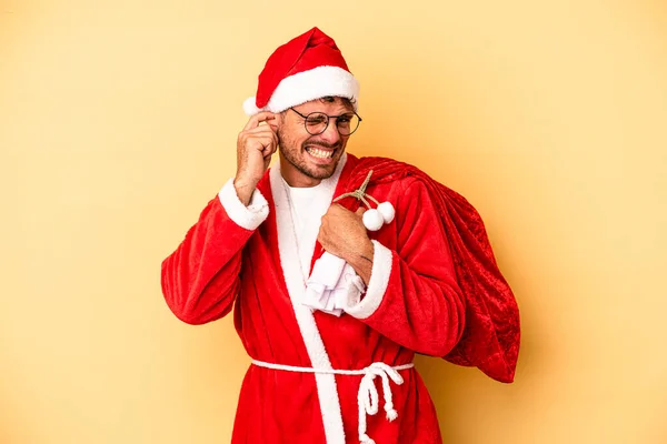Jonge Blanke Man Vermomd Als Kerstman Geïsoleerd Gele Achtergrond Bedekt — Stockfoto