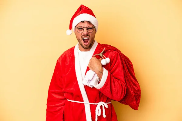 Jonge Blanke Man Vermomd Als Kerstman Geïsoleerd Gele Achtergrond Schreeuwen — Stockfoto