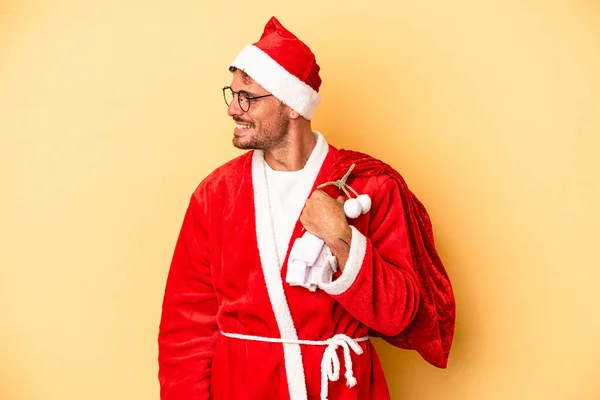 Jonge Blanke Man Vermomd Als Kerstman Geïsoleerd Gele Achtergrond Kijkt — Stockfoto