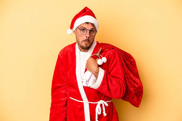 Jonge Blanke Man Vermomd Als Santa Geïsoleerd Gele Achtergrond Haalt — Stockfoto