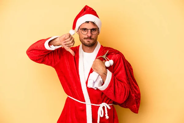 Junger Kaukasischer Mann Der Als Weihnachtsmann Auf Gelbem Hintergrund Verkleidet — Stockfoto