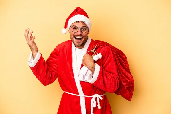 Jonge Blanke Man Vermomd Als Kerstman Geïsoleerd Gele Achtergrond Ontvangt — Stockfoto