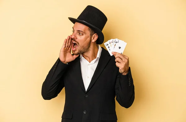 Young Caucasian Wizard Holding Magic Card Isolated Yellow Background Shouting — Stock Photo, Image