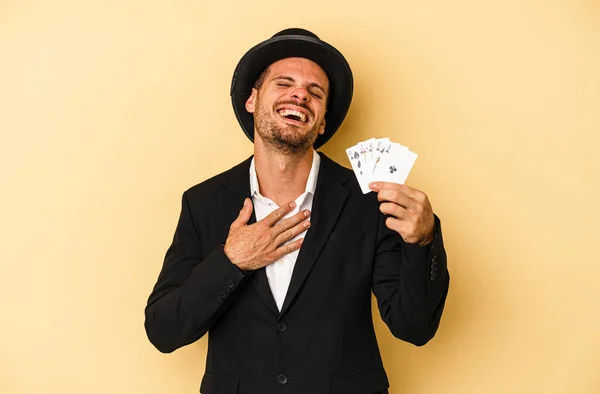 배경에 고립된 카드를 마법사가 가슴에 소리로 웃는다 — 스톡 사진