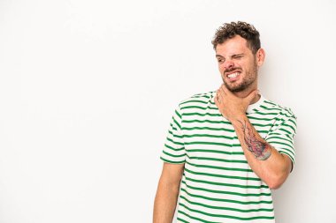 Beyaz arka planda izole edilmiş genç beyaz bir adam kafasının arkasına dokunuyor, düşünüyor ve bir seçim yapıyor..