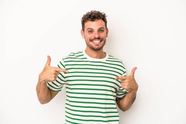 Beyaz arka planda izole edilmiş genç beyaz bir adam parmakları aşağıda, olumlu bir his var..