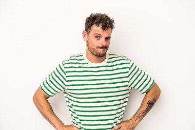 Beyaz arka planda soyutlanmış genç beyaz bir adam kafası karışmış, şüpheli ve güvensiz hissediyor..