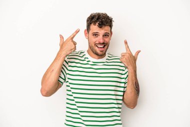 Beyaz arka planda izole edilmiş genç beyaz bir adam işaret parmağıyla hayal kırıklığı jesti gösteriyor..