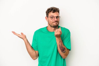 Beyaz arka planda izole genç beyaz adam onun hiç parası olmadığını gösteriyor.