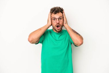 Beyaz arka planda izole genç beyaz adam şok, o önemli bir toplantı hatırladı.