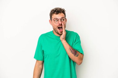 Beyaz arka planda izole edilmiş beyaz bir adam heyecanlı bir şekilde bağırıyor..