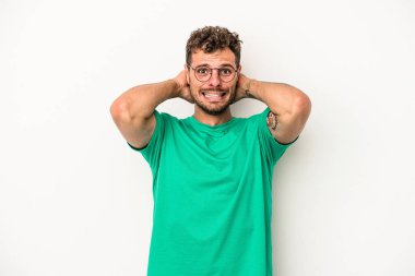 Beyaz arka planda izole edilmiş genç beyaz bir adam öfkeyle bağırıyor..