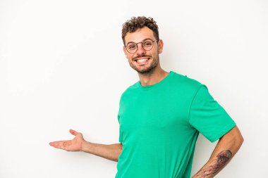 Beyaz arka planda izole edilmiş beyaz bir genç hoş bir ifade sergiliyor..