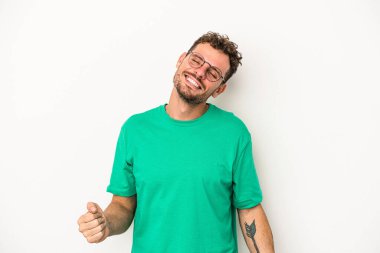 Beyaz arka planda izole edilmiş genç beyaz adam dans ediyor ve eğleniyor..