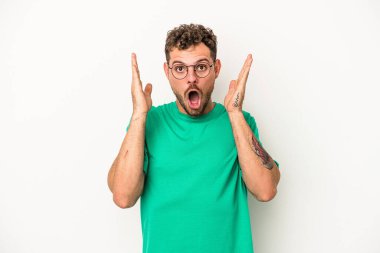 Beyaz arka planda izole edilmiş genç beyaz adam şaşırdı ve şok oldu..