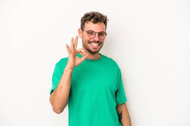 Beyaz arka planda izole edilmiş genç beyaz bir adam neşeli ve kendinden emin..