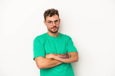 Beyaz arka planda izole edilmiş, sıkılmış, yorgun ve dinlenmeye ihtiyacı olan genç beyaz bir adam..