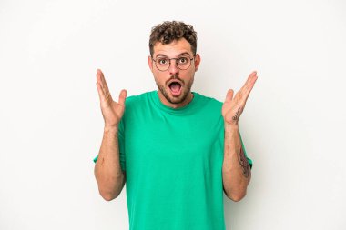 Beyaz arka planda izole genç beyaz adam bir fikri, ilham konsepti var.