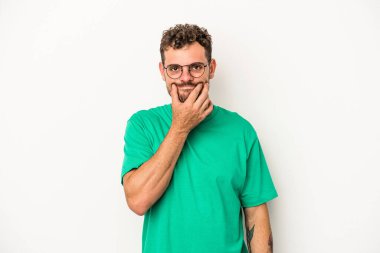 Beyaz arka planda izole genç beyaz adam iki seçenek arasında şüphe.