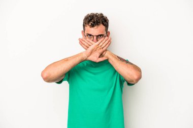 Beyaz arka planda izole genç beyaz adam inkar jesti yapıyor.