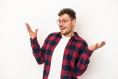 Beyaz arka planda izole edilmiş beyaz bir adam neşeli bir şekilde gülüyor. Mutluluk kavramı.