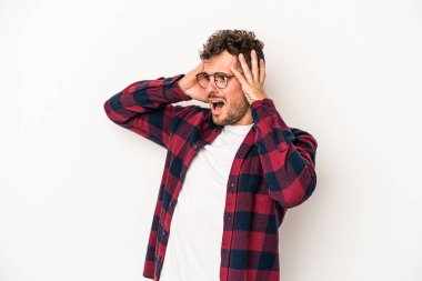 Beyaz arka planda izole olmuş genç beyaz bir adam çığlık atıyor, çok heyecanlı, tutkulu, bir şeyden memnun..