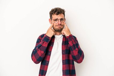 Beyaz arka planda izole edilmiş beyaz bir adam ağlıyor, bir şeyden memnun değil, acı ve kafa karışıklığı konsepti..