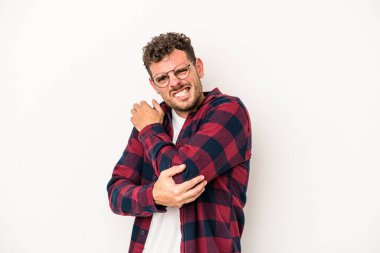 Beyaz arka planda izole edilmiş beyaz tenli genç bir adam kötü bir hareketin ardından acı çekiyor..