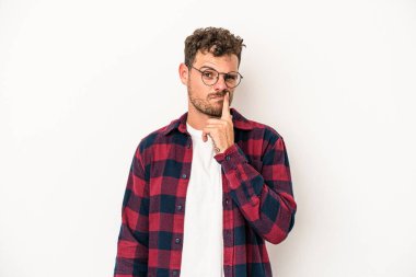 Beyaz arka planda soyutlanmış genç beyaz bir adam düşünüyor ve yukarı bakıyor, yansıtıyor, düşünüyor, hayal kuruyor..