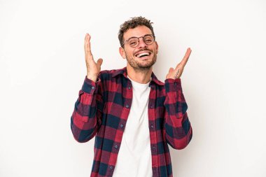 Beyaz arka planda izole genç beyaz adam yüksek sesle gülüyor elini göğsüne koyuyor..