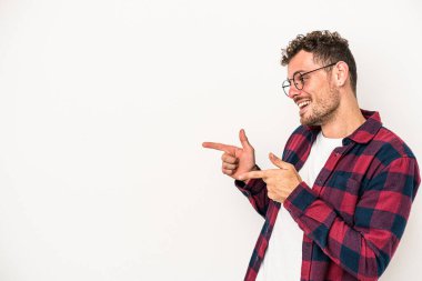Beyaz arka planda izole genç beyaz adam parmak uzakta, gülüyor ve kaygısız.