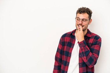 Beyaz arka planda izole edilmiş genç beyaz bir adam rahatlamış bir şeyin fotokopi odasına baktığını düşünüyor..