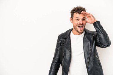 Beyaz arka planda izole genç beyaz adam yüksek sesle bağırıyor, gözleri açık ve elleri gergin tutuyor..