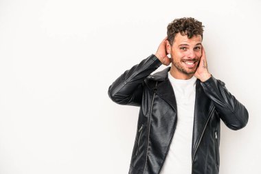 Beyaz arka planda izole edilmiş genç beyaz bir adam kafasının arkasına dokunuyor, düşünüyor ve bir seçim yapıyor..