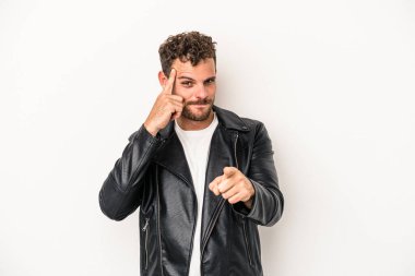 Beyaz arka planda izole edilmiş genç beyaz bir adam şakağı parmağıyla işaret ediyor, düşünüyor ve bir göreve odaklanıyor..