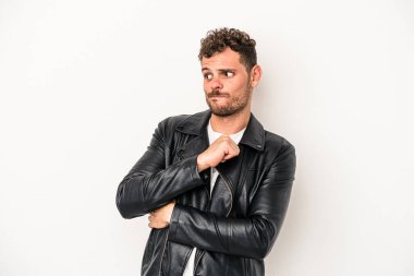 Beyaz arka planda soyutlanmış genç beyaz bir adam kafası karışmış, şüpheli ve güvensiz hissediyor..