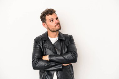 Beyaz arka planda izole edilmiş genç beyaz adam hedeflere ve amaçlara ulaşmayı hayal ediyor.