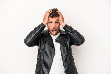 Beyaz arka planda izole edilmiş genç beyaz adam şaşırdı ve şok oldu..