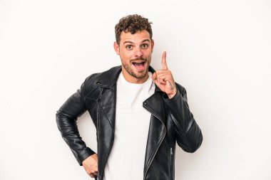 Beyaz arka planda izole genç beyaz adam bir fikri, ilham konsepti var.