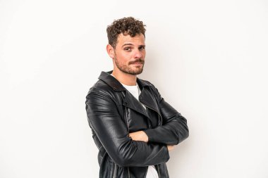 Beyaz arka planda izole edilmiş genç beyaz bir adam şüpheli, belirsiz, seni muayene ediyor..