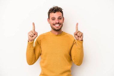 Beyaz arka planda izole genç beyaz adam işaret iki ön parmakları boş bir boşluk gösteren.