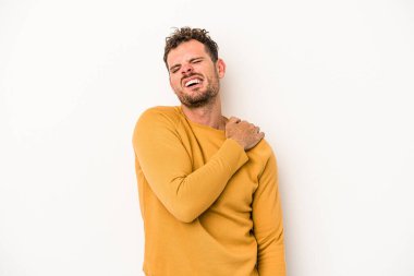 Beyaz arka planda izole edilmiş, omuz ağrısı olan genç beyaz bir adam..