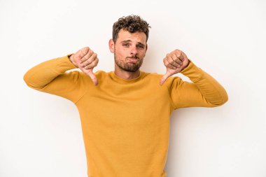 Beyaz arka planda izole edilmiş genç beyaz bir adam hoşlanmadığı bir jest yapıyor, kabul etmiyor. Anlaşmazlık konsepti.