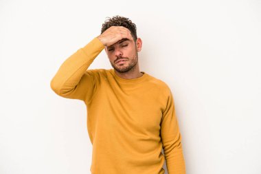 Beyaz arka planda izole edilmiş genç beyaz bir adam tapınaklara dokunuyor ve başı ağrıyor..