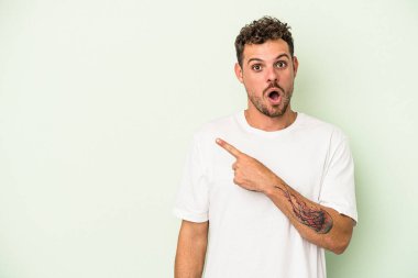 Yeşil arka planda izole edilmiş genç, beyaz bir adam.
