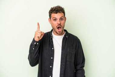 Yeşil arka planda izole genç beyaz adam bir fikri, ilham konsepti var.