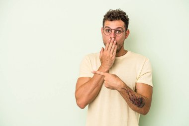 Yeşil arka planda izole edilmiş genç, beyaz bir adam.