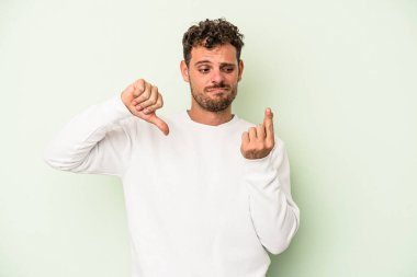 Yeşil arka planda izole edilmiş genç beyaz adam, kadının hiç parası olmadığını gösteriyor..