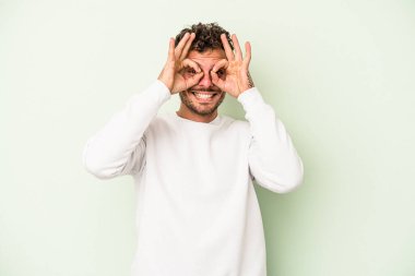 Genç, beyaz bir adam yeşil arka planda izole edilmiş. Heyecanlı..